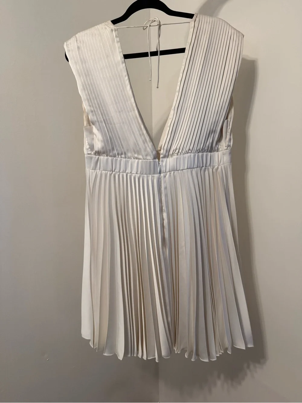 Abercrombie & Fitch Cream Pleated V-Neck Mini Dress - Picture 3 of 4